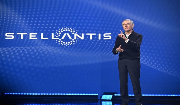 CEO ของ Stellantis มองว่าในอนาคตน้ำหนักของแบตเตอรี่ EV จะต้องลดลงไปครึ่งหนึ่ง